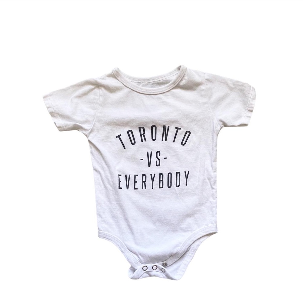 Mini Mioche Toronto VS Everybody onesie 6-12M